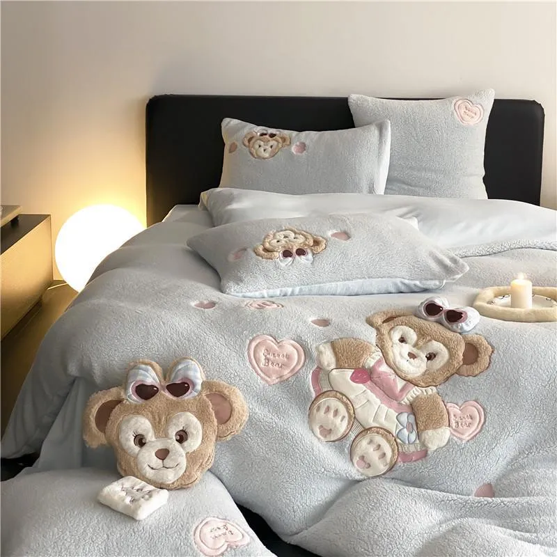 Kuschelige Bettgarnitur mit applizierten Plüsch-Teddys und Sherpa-Oberfläche