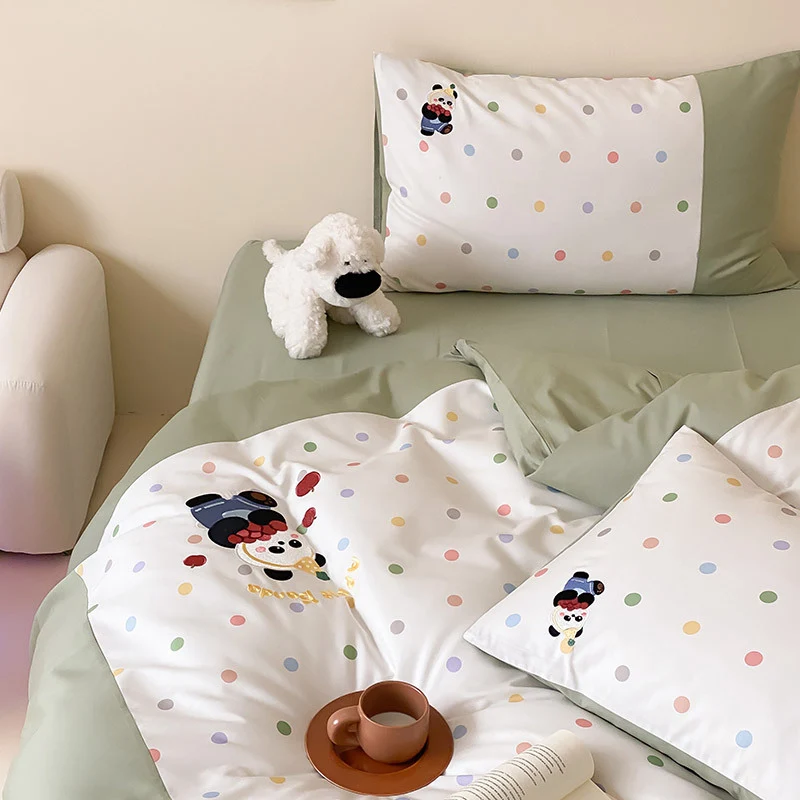 Kinderbettwäsche-Set aus feinem Baumwoll-Mix mit pastellfarbenem Pünktchenprint und Teddy-Applikation