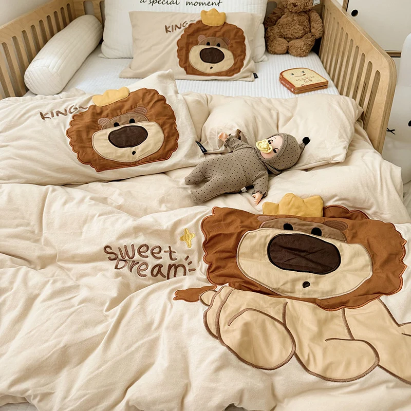 Kinder-Gitterbett-Bettwäsche-Set mit appliziertem Löwenmotiv und atmungsaktivem Baumwoll-Musselin