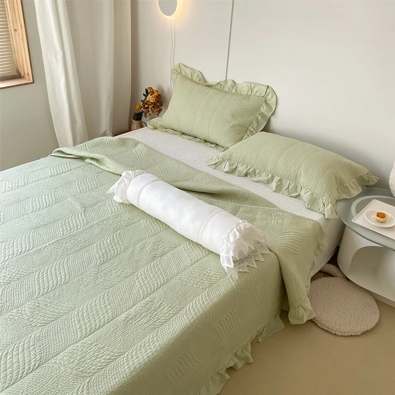 Steppbett-Überwurf-Set mit Volant und reliefierter Blattsteppung