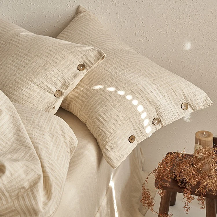 Bettwäsche-Set aus Leinenoptik mit Naturholz-Knopfverschluss und feiner Struktur