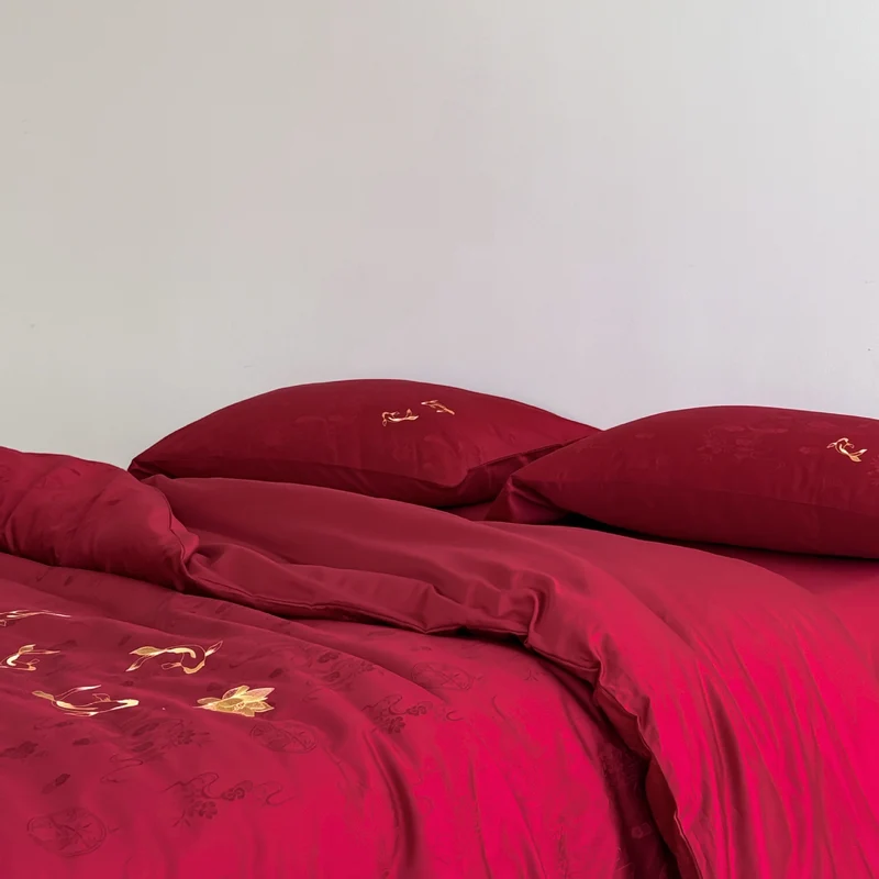 Luxuriöse Bettwäschegarnitur aus Baumwollsatin mit bestickten Koi-Motiven und feiner Jacquardstruktur