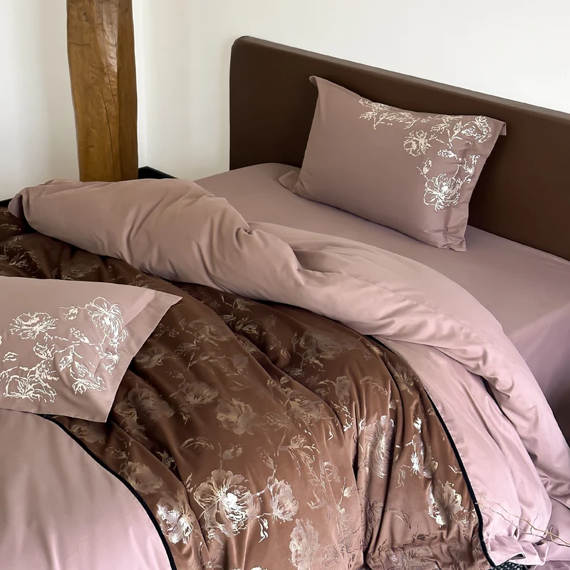 Luxuriöse Bettwäsche-Garnitur aus Baumwollsatin mit floraler Stickerei