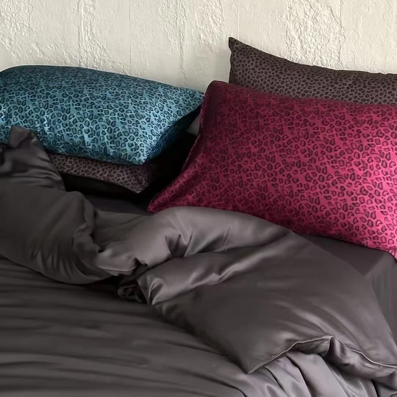 Seidenglänzende Satin-Bettwäschegarnitur mit glattem Fall und Animal-Print-Kissen
