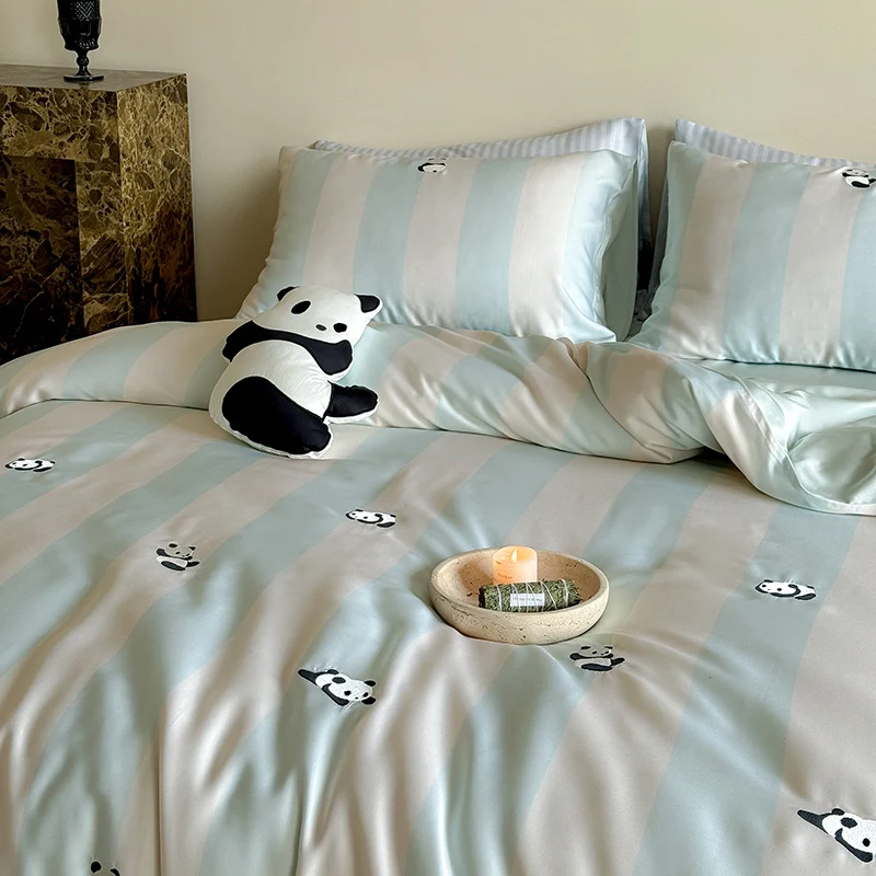 Satin-Bettwäschegarnitur mit seidig-glänzendem Streifendessin und dezenter Panda-Illustration