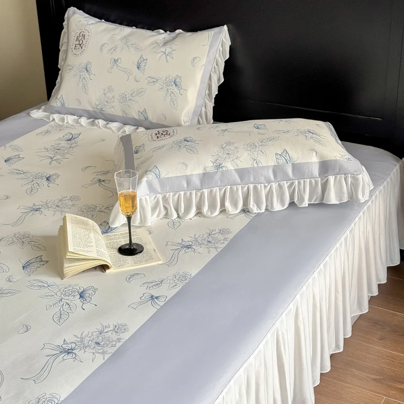 Bettwäsche-Garnitur mit gerafftem Bettrock, floral bedrucktem Mittelteil und Volant-Kissen