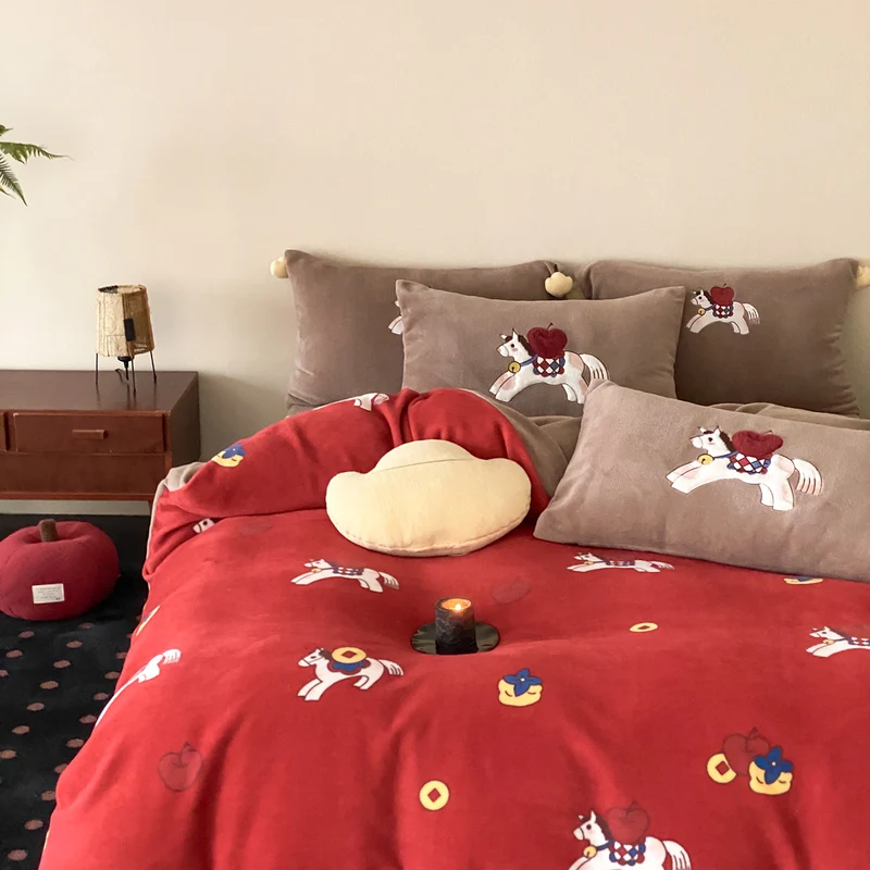 Kuscheliges Bettwäsche-Set aus Samt mit Pferde-Applikation