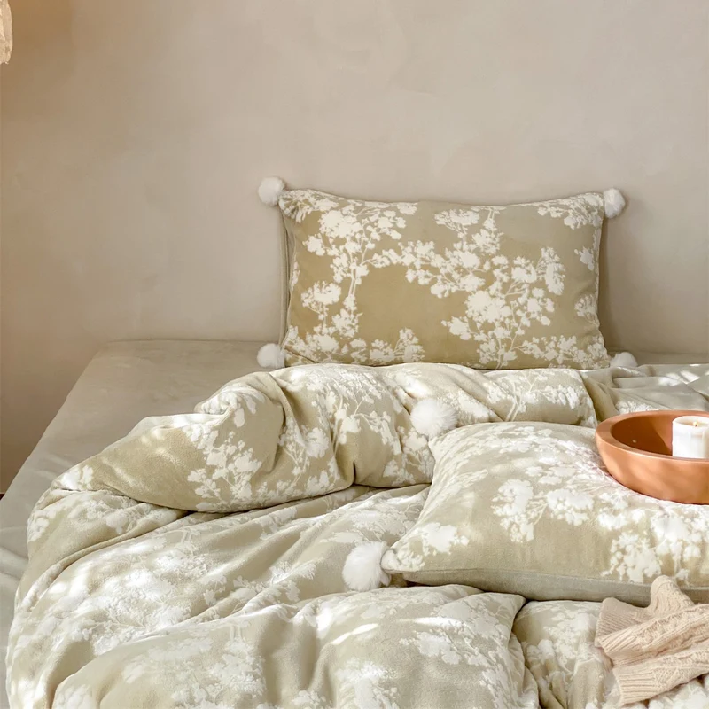 Kuschelige Bettwäschegarnitur aus Mikrofleece mit floraler Allover-Optik und Bommelbesatz