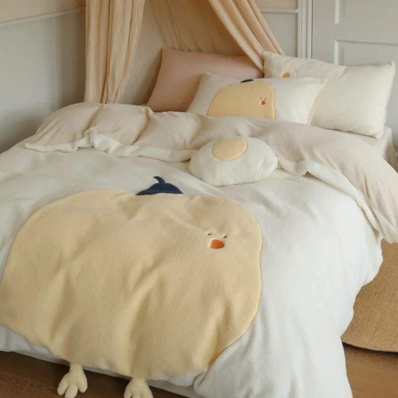 Kuscheldecke mit 3D-Küken-Applikation und niedlichen Plüsch-Füßchen
