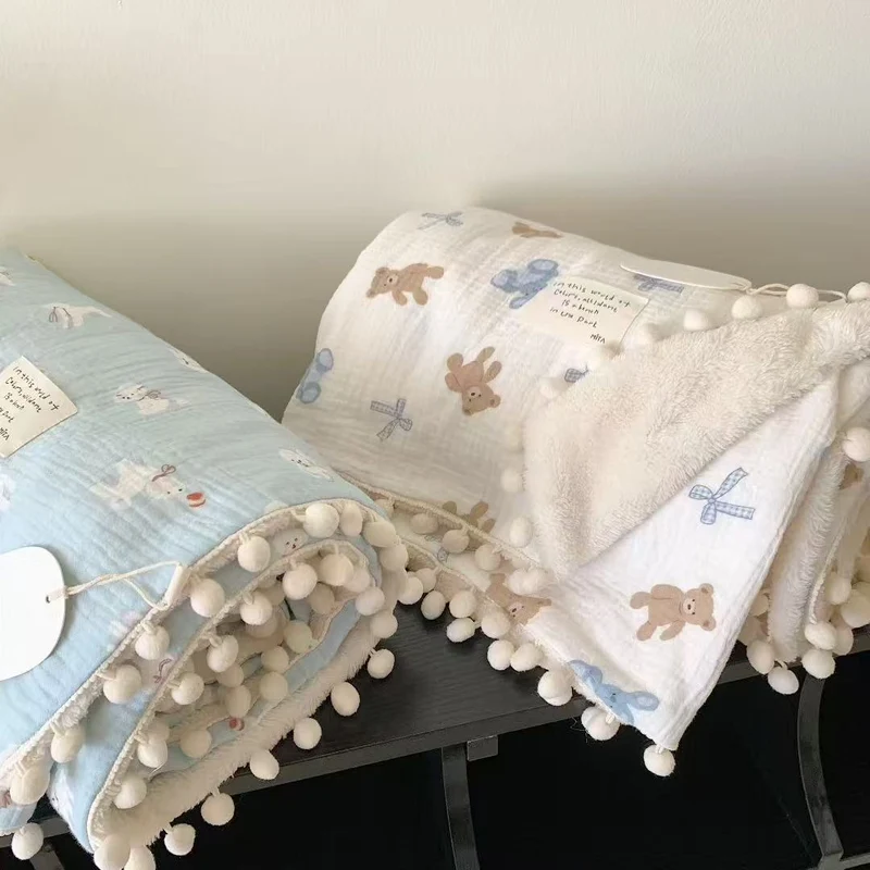 Kinderwende-Kuscheldecke aus Baumwoll-Musselin mit Pompon-Bordüre