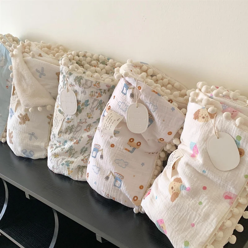 Kinderwende-Kuscheldecke aus Baumwoll-Musselin mit Pompon-Bordüre