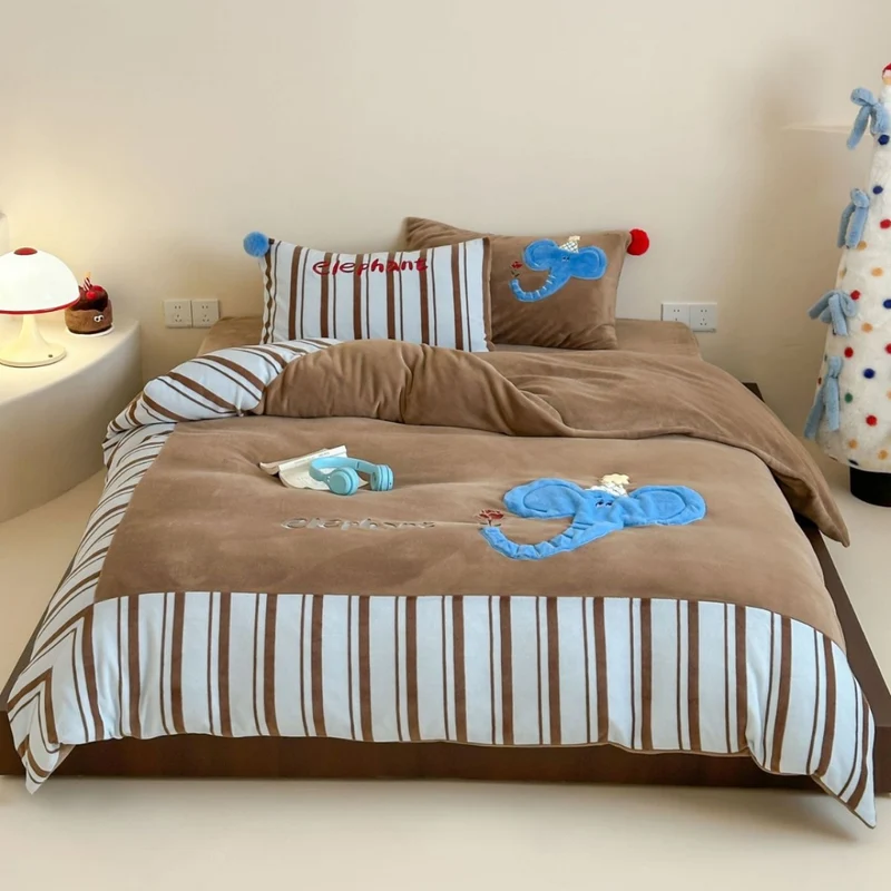 Kinder-Bettwäschegarnitur mit Elefanten-Applikation aus kuscheligem Velours und gestreifter Baumwollseite