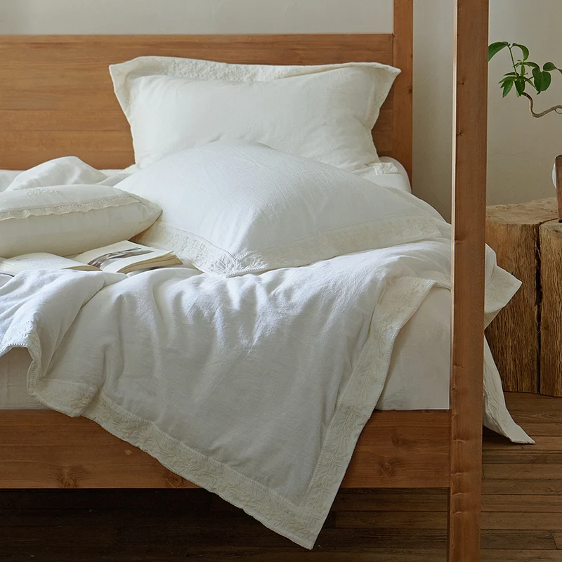 Baumwoll-Gaze-Bettbezuggarnitur mit feiner Ton-in-Ton-Blumenstickerei und Volant