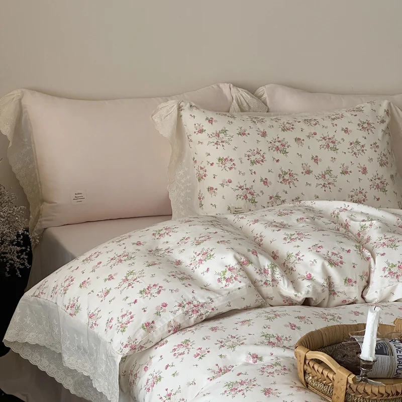 Baumwoll-Bettwäsche-Set mit Spitzenvolant und zartem Blumenprint