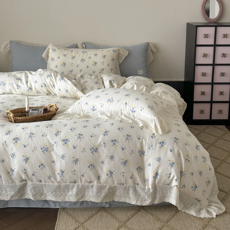 Baumwoll-Bettwäsche-Set mit Spitzenvolant und zartem Blumenprint