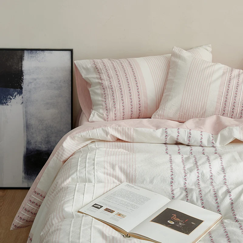 Baumwoll-Bettwäsche-Set mit bestickten Streifen und feiner Percale-Qualität