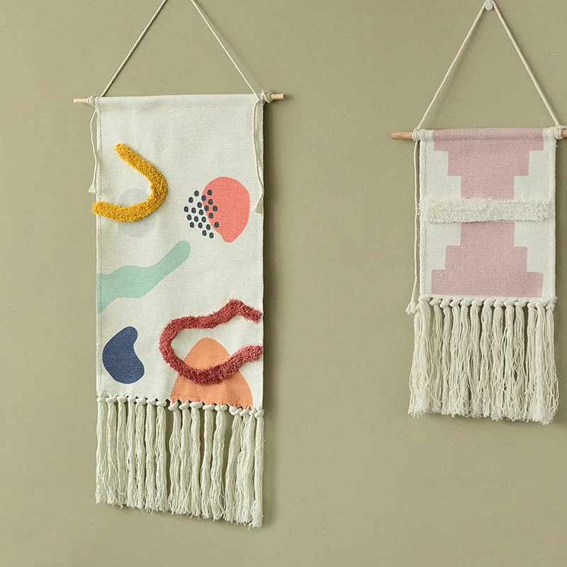 Wandbehang mit handgetufteter 3D-Applikation und Baumwollfransen