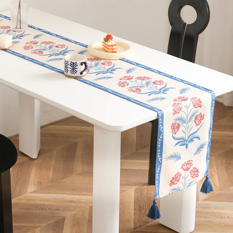 Tischläufer aus Leinenmischung mit floralen Blockdruck-Motiven und Quasten