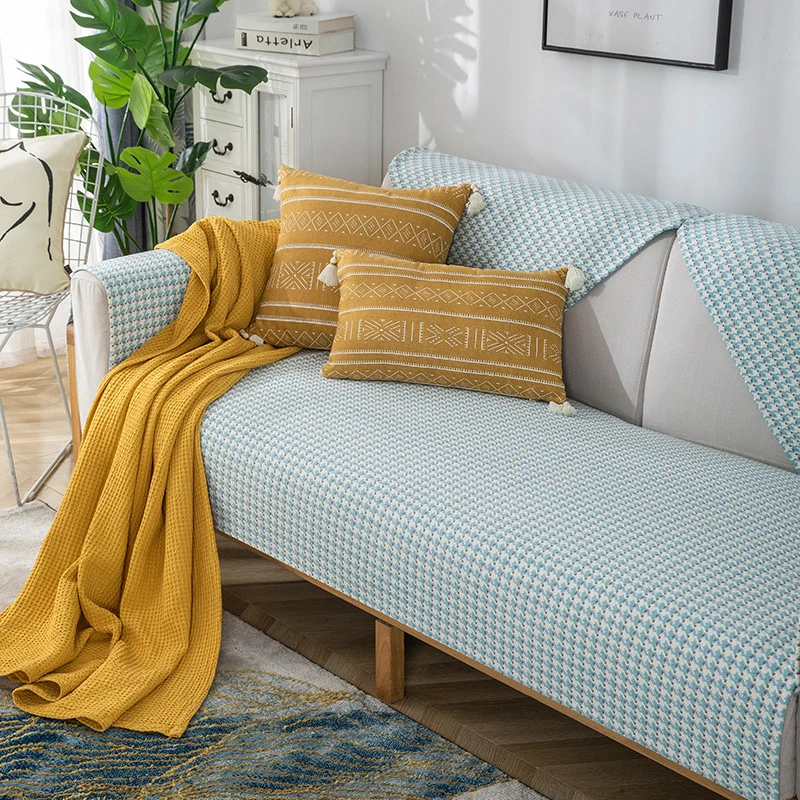 Sofaüberwurf aus fein gewebter Jacquard-Mischfaser mit rutschfester Unterseite