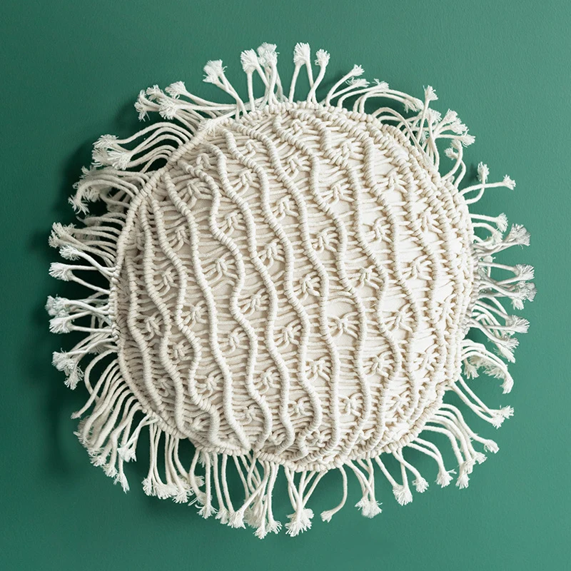 Rundes Makramee-Dekokissen mit handgeknotetem Baumwollbezug und Fransen
