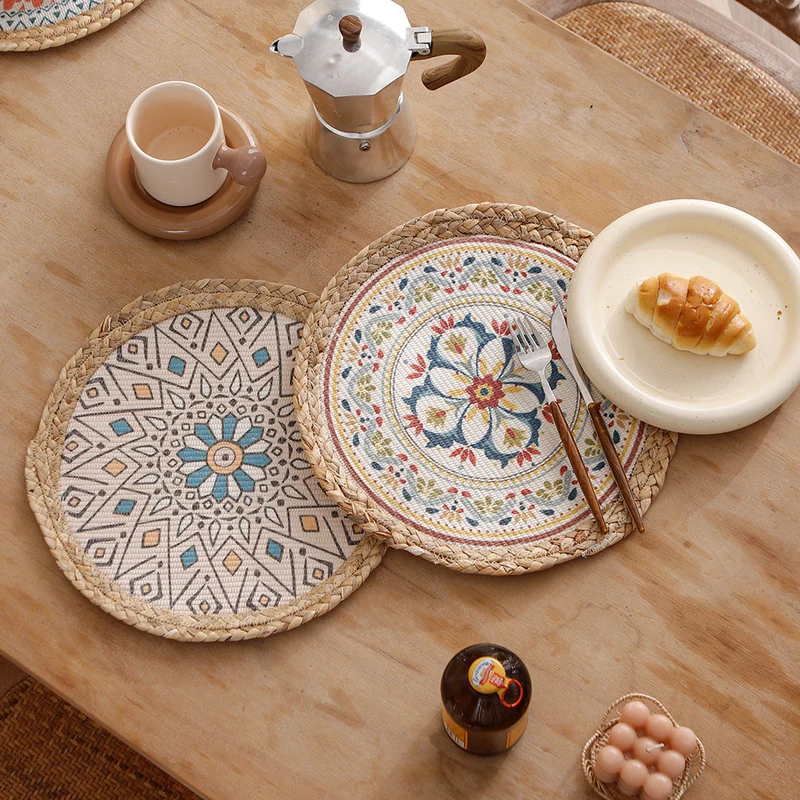 Runder Sitzpouf mit Mandala-Print, gewebter Oberfläche und geflochtenem Jute-Rand