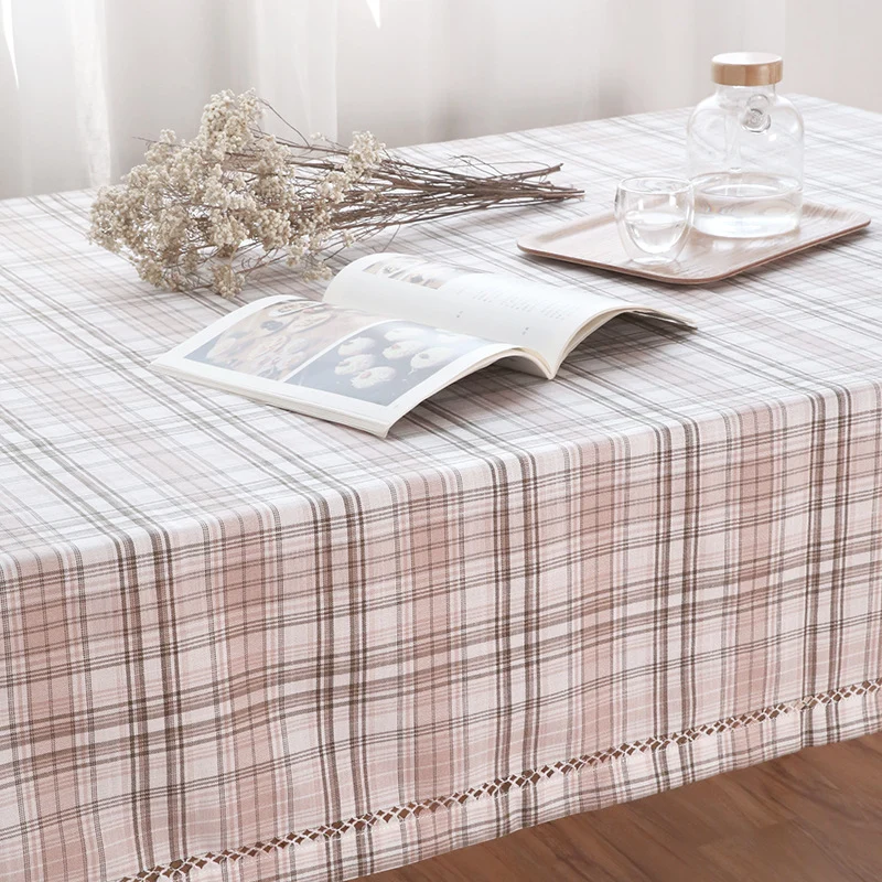 Runde pflegeleichte Tischdecke im klassischen Karo-Muster mit feiner Leinenstruktur