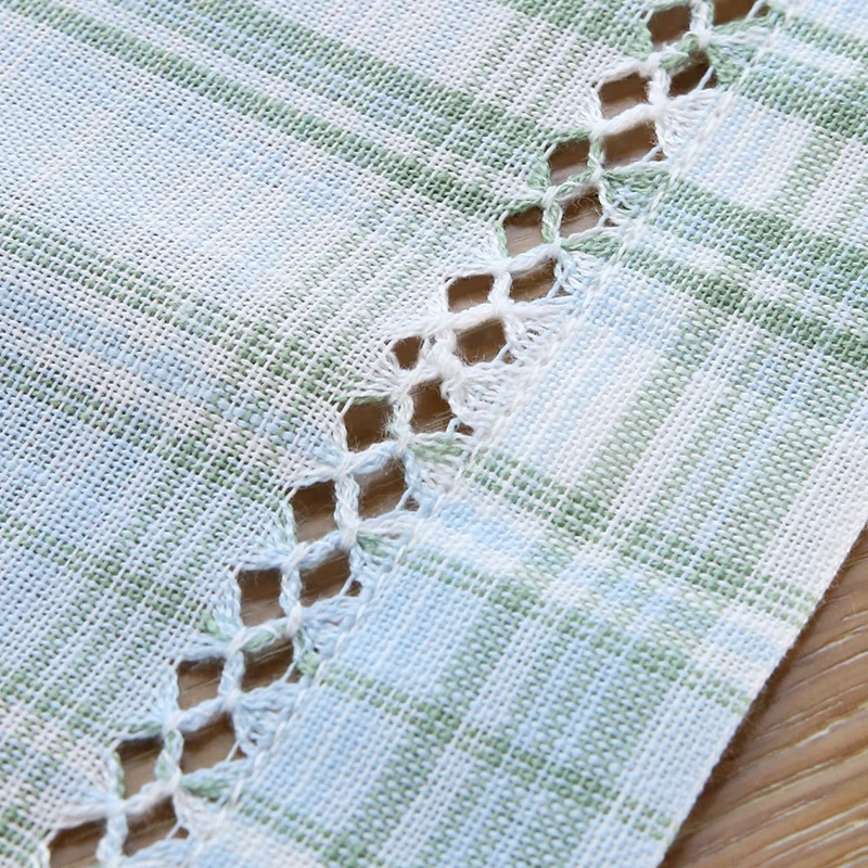 Runde pflegeleichte Tischdecke im klassischen Karo-Muster mit feiner Leinenstruktur