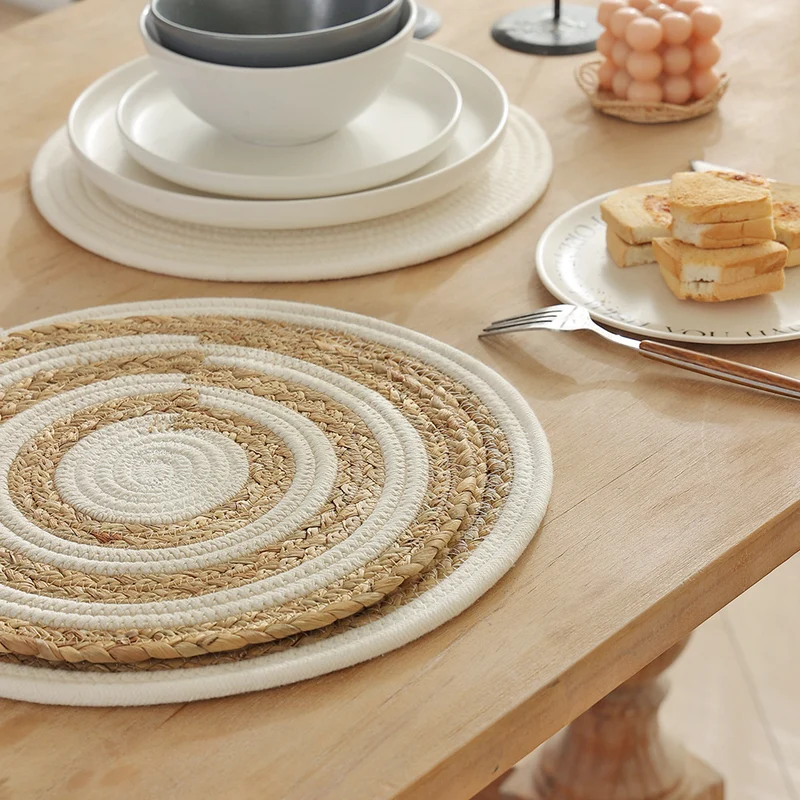 Runde geflochtene Tischsets aus Baumwoll- und Juteseil mit Spiralmuster