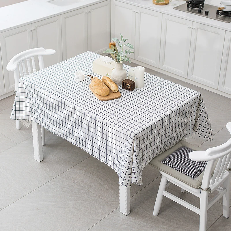 Runde abwaschbare Tischdecke mit feinem Karo‑Gittermuster und welligem Saum