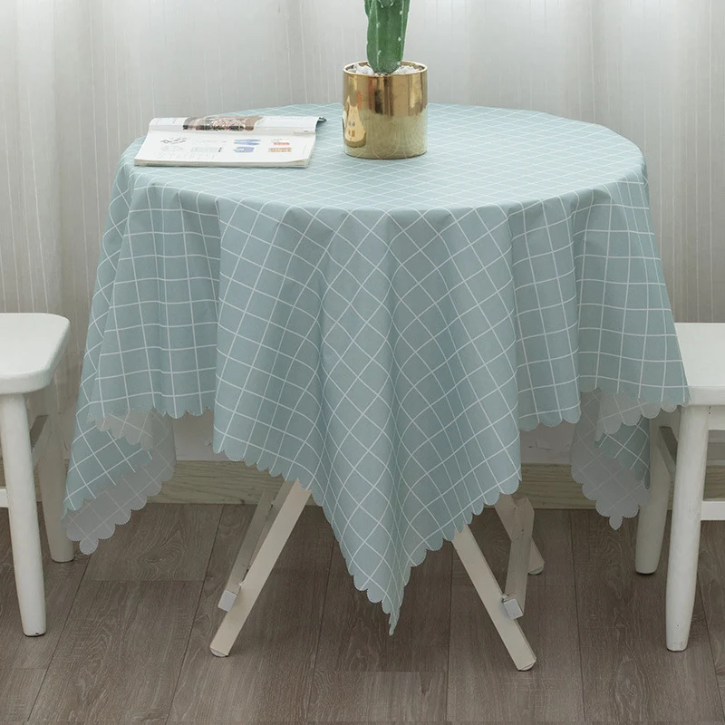 Runde abwaschbare Tischdecke mit feinem Karo‑Gittermuster und welligem Saum