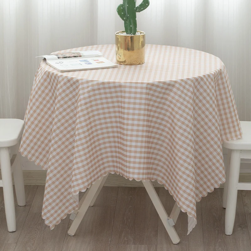 Runde abwaschbare Tischdecke mit feinem Karo‑Gittermuster und welligem Saum