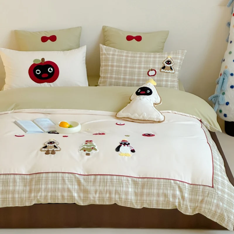 Kinder-Bettwäschegarnitur mit applizierten Winterfiguren und kariertem Volant