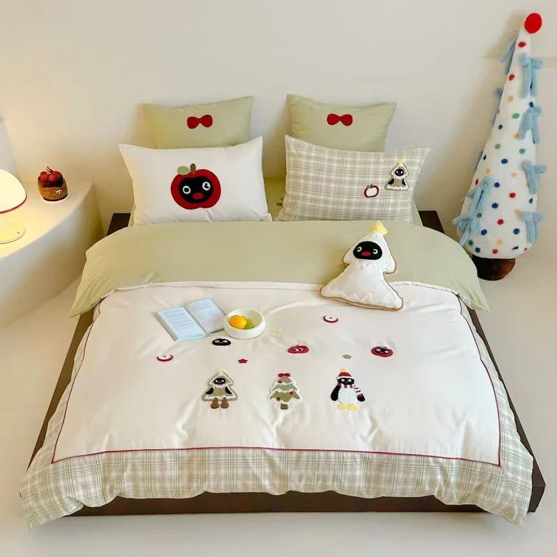 Kinder-Bettwäschegarnitur mit applizierten Winterfiguren und kariertem Volant
