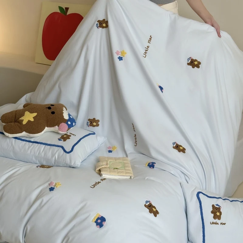 Kinder-Bettwäsche-Set mit Chenille-Teddystickerei und Kontrastkeder
