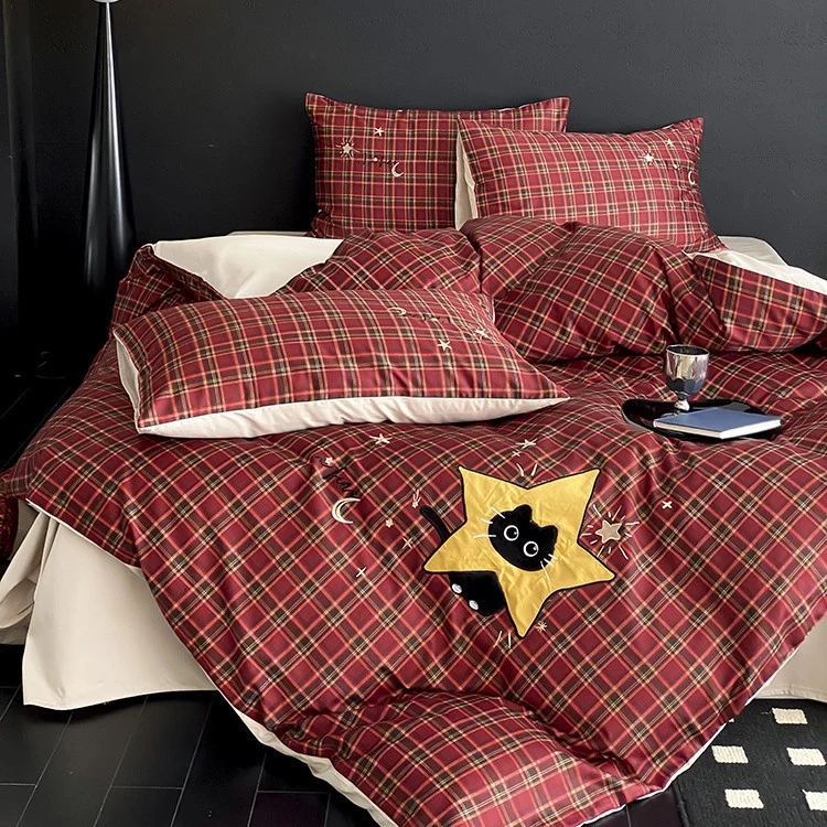 Kariertes Baumwoll-Perkal-Bettwäsche-Set mit tartan-appliziertem Bärenrelief
