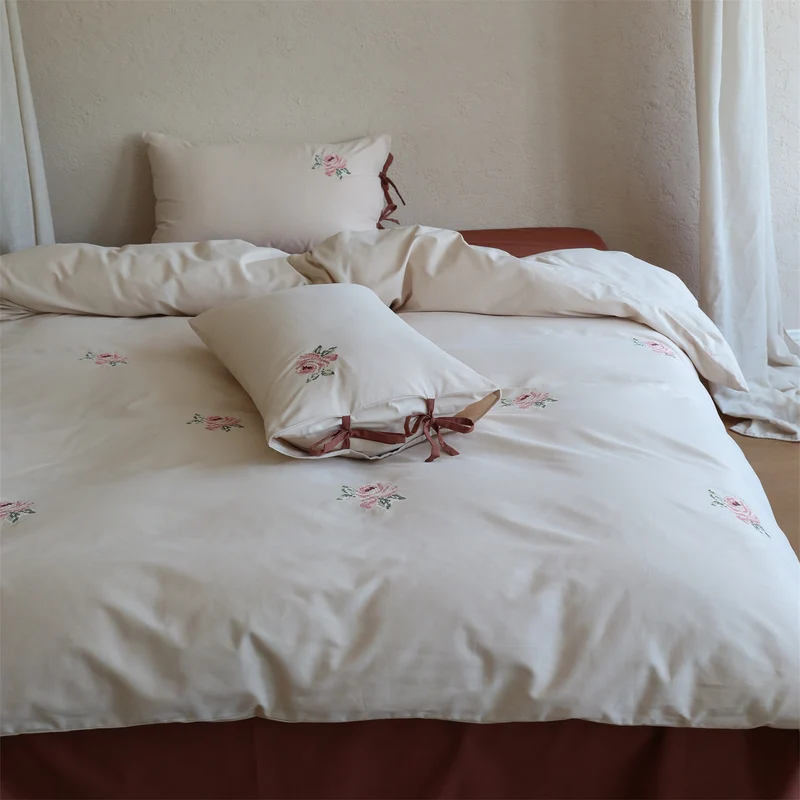 Gesticktes Bettwäsche-Set aus Baumwollsatin mit Rosenstickerei und Schleifenverschluss