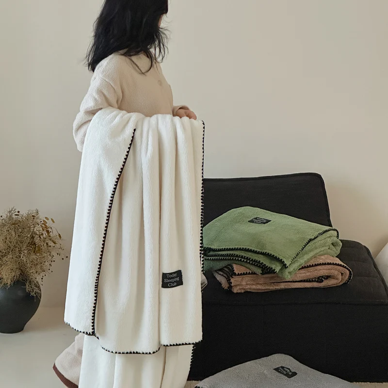 Extraweiche Mikrofleece-Wohndecke mit dekorativer Ziernaht