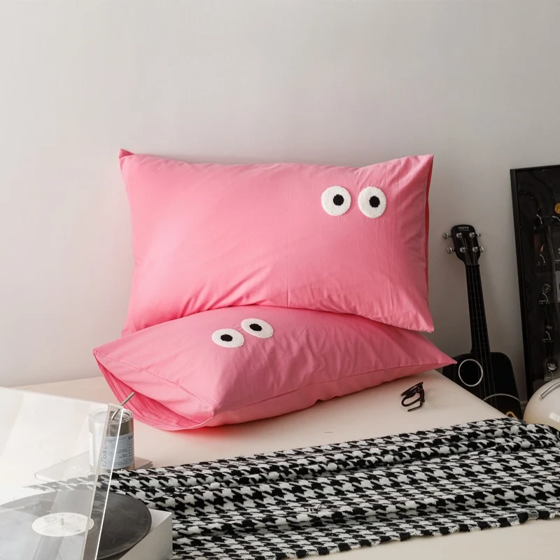 Verspieltes Kissenbezug-Set mit bestickten Augen-Applikationen aus weichem Baumwollstoff