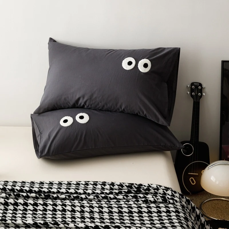 Verspieltes Kissenbezug-Set mit bestickten Augen-Applikationen aus weichem Baumwollstoff
