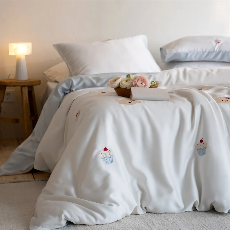 Satin-Bettwäsche-Set mit feinen Ballon- und Tierstickereien