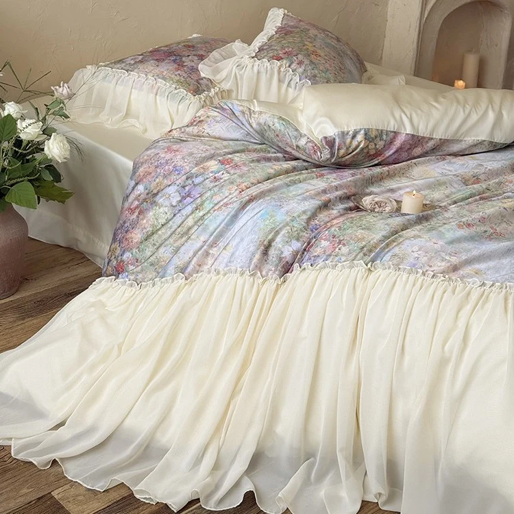 Elegante Bettgarnitur mit floralem Aquarelldruck und gerafftem Volant