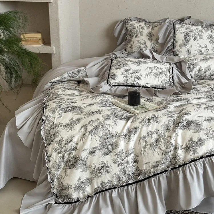 Bettwäschegarnitur im Toile-de-Jouy‑Stil mit gerafftem Volant und Zierkante