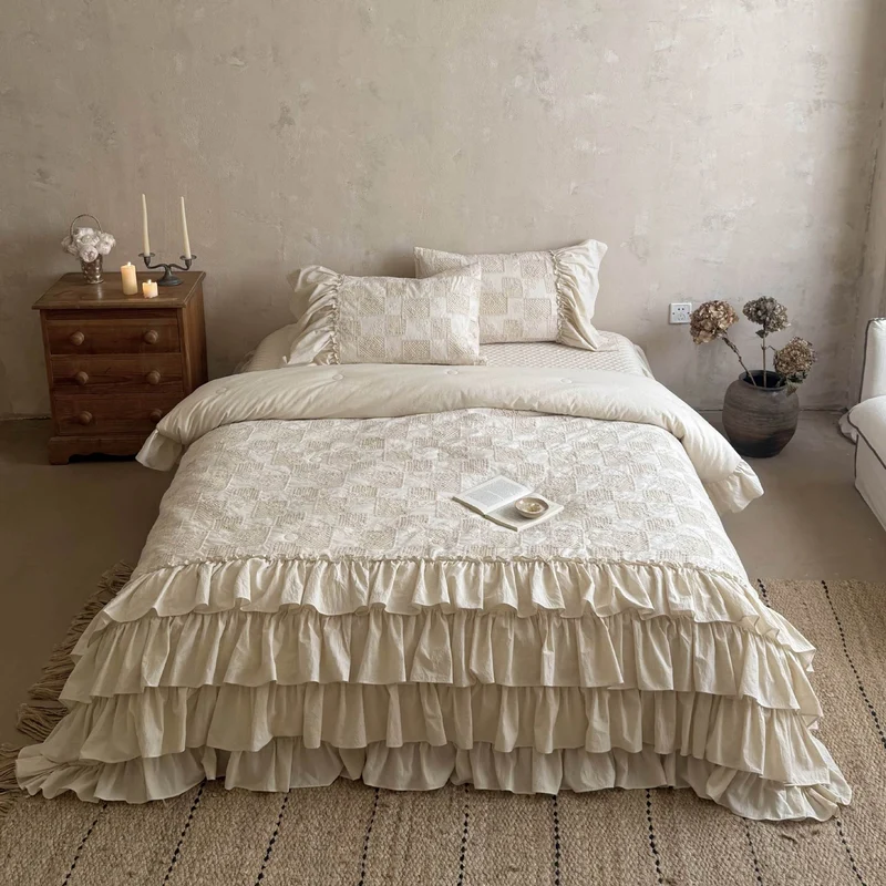 Rüschen-Bettwäscheset aus Baumwoll-Quilt mit Steppmuster und Kissenbezügen