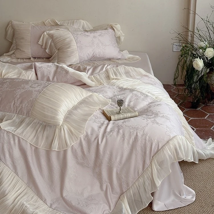 Luxus-Satin-Bettgarnitur im Vintage‑Stil mit plissiertem Volant und Zierkissen