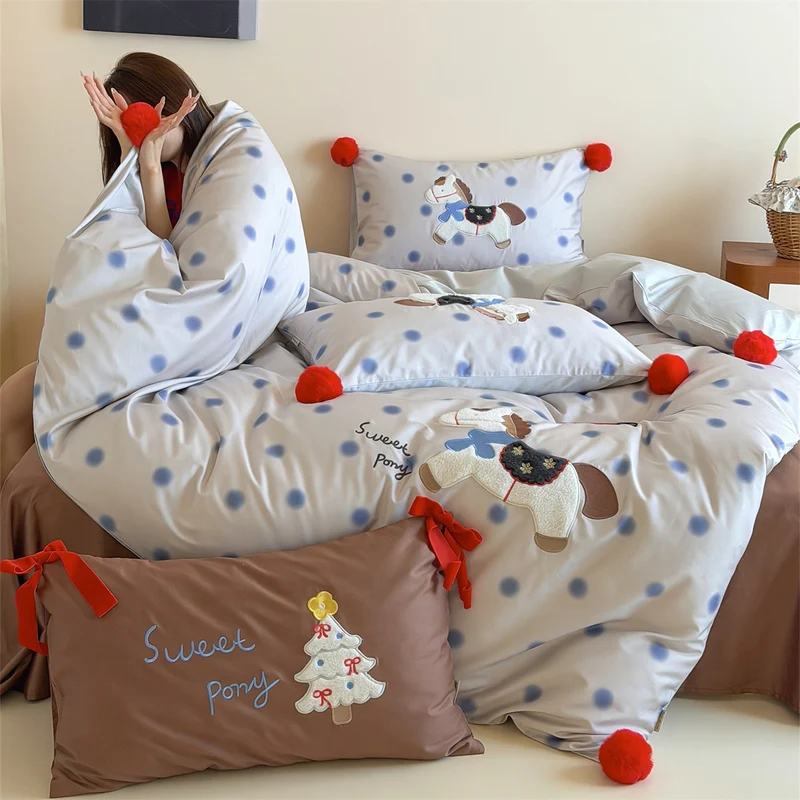 Bettwäsche‑Garnitur aus Baumwollsatin mit zarten Streifen und gesticktem Kirschenmotiv