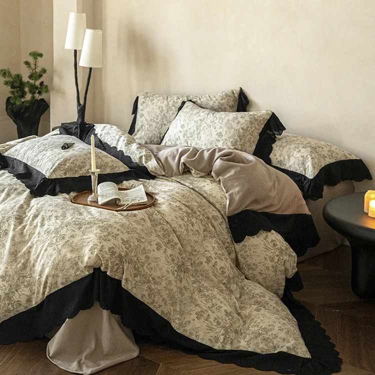 Bettwäsche-Garnitur mit floraler Toile-Optik und dekorativer Spitzenborte