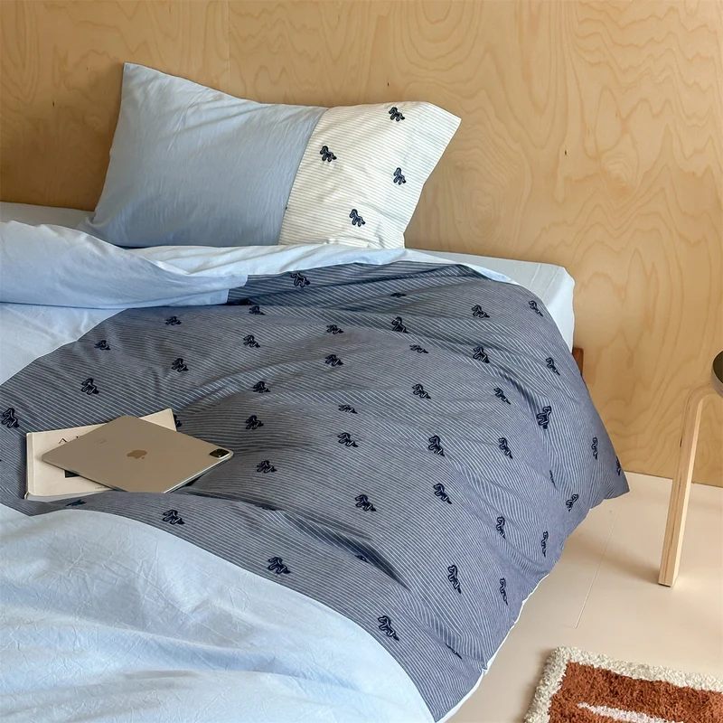 Bettwäsche-Garnitur aus Baumwollsatin mit gestickten Pferde-Applikationen und Patchwork-Streifen