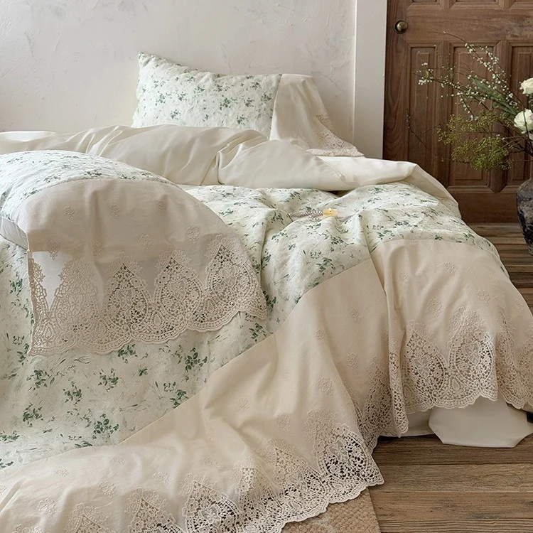 Bettwäsche-Garnitur aus Baumwoll-Leinen mit stonewashed Finish, Blumenjacquard und gehäkelter Spitzenkante