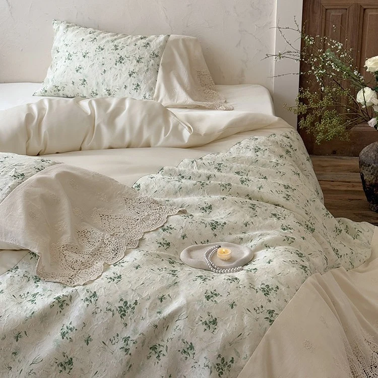 Bettwäsche-Garnitur aus Baumwoll-Leinen mit stonewashed Finish, Blumenjacquard und gehäkelter Spitzenkante