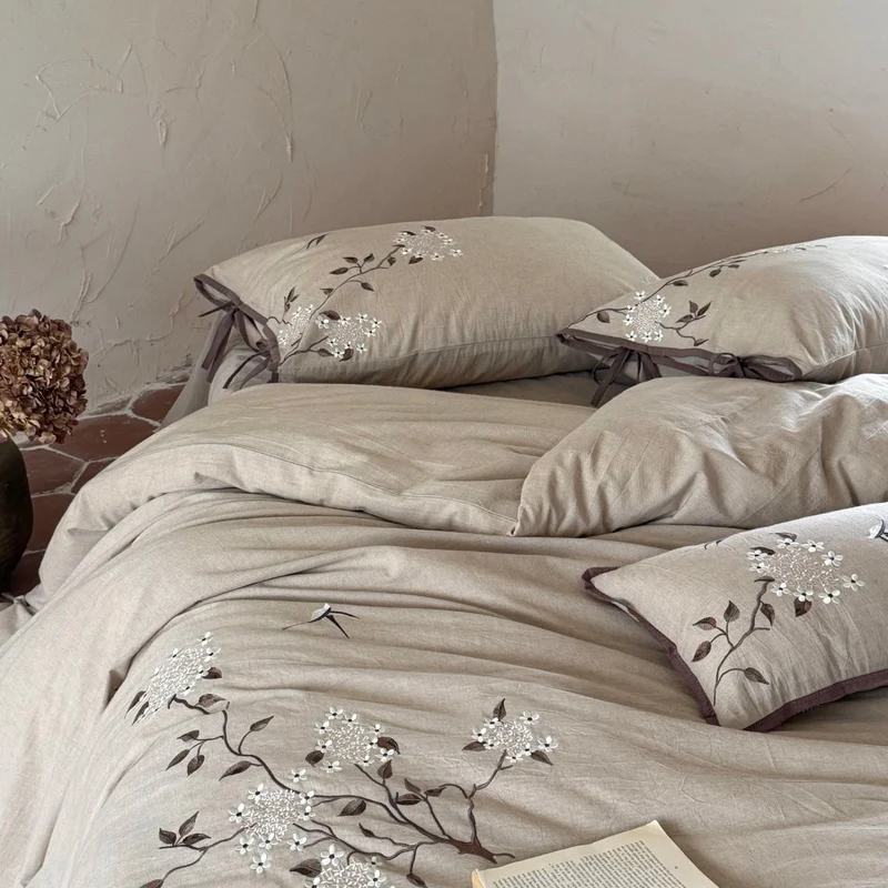 Bestickte Bettwäsche-Garnitur aus Leinenoptik mit Zierbändern und floraler Stickerei